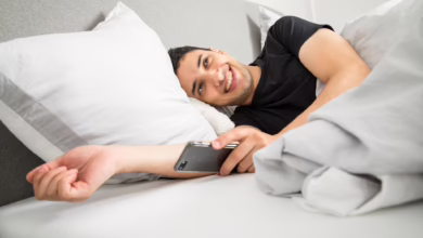Mann Liegt Lächelnd Morgens Im Bett