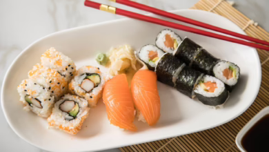 Unterschiedliche Sushi Varianten Liegen Auf Einem Teller