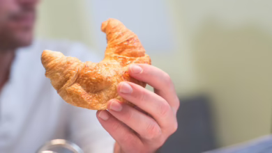 Mann Hält Ein Croissant In Der Hand