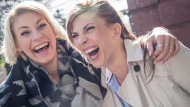 Zwei Freundinnen Lachen Zusammen