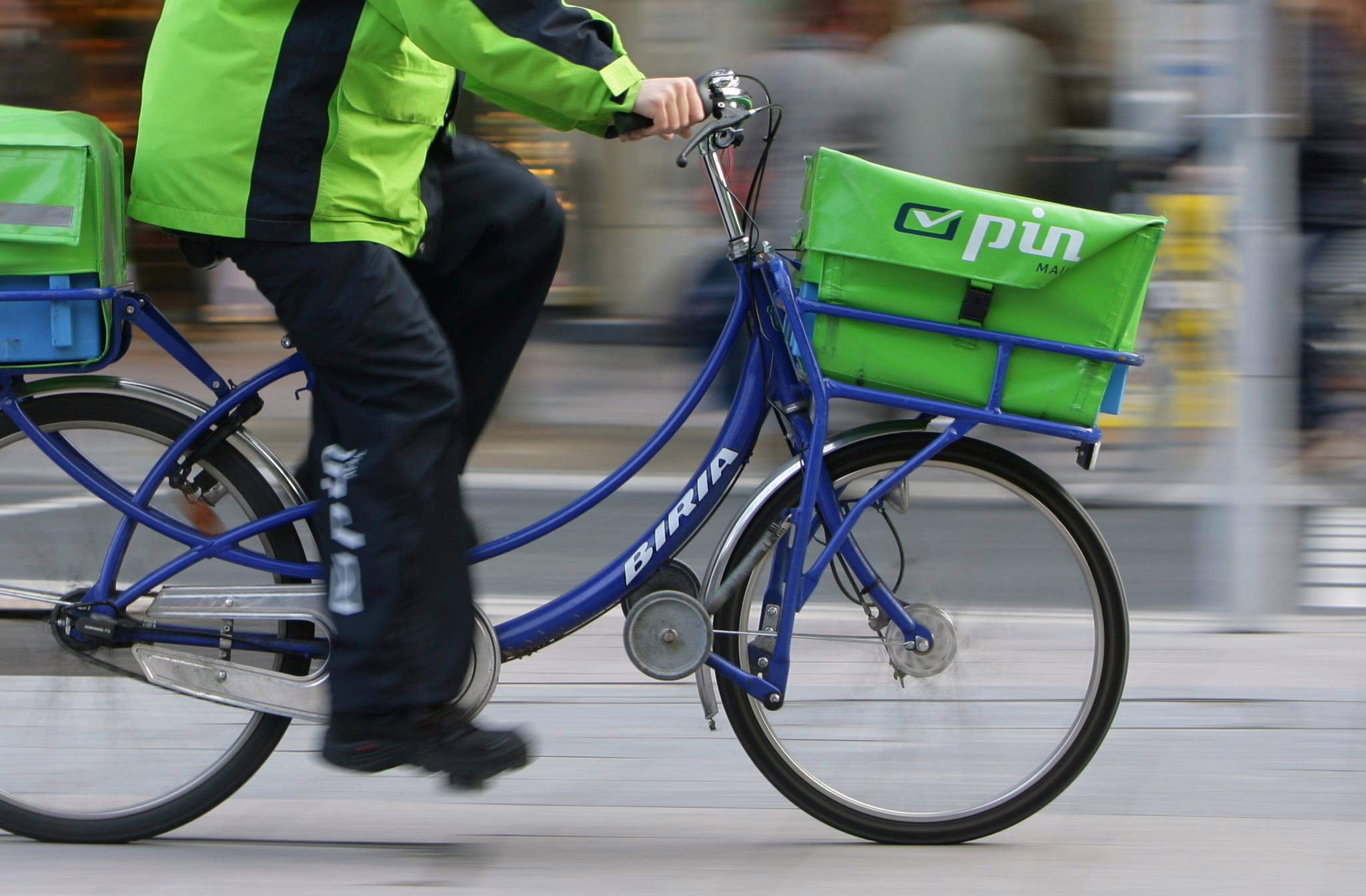 Briefzusteller Des Dienstleisters Pin Mail Auf Einem Fahrrad