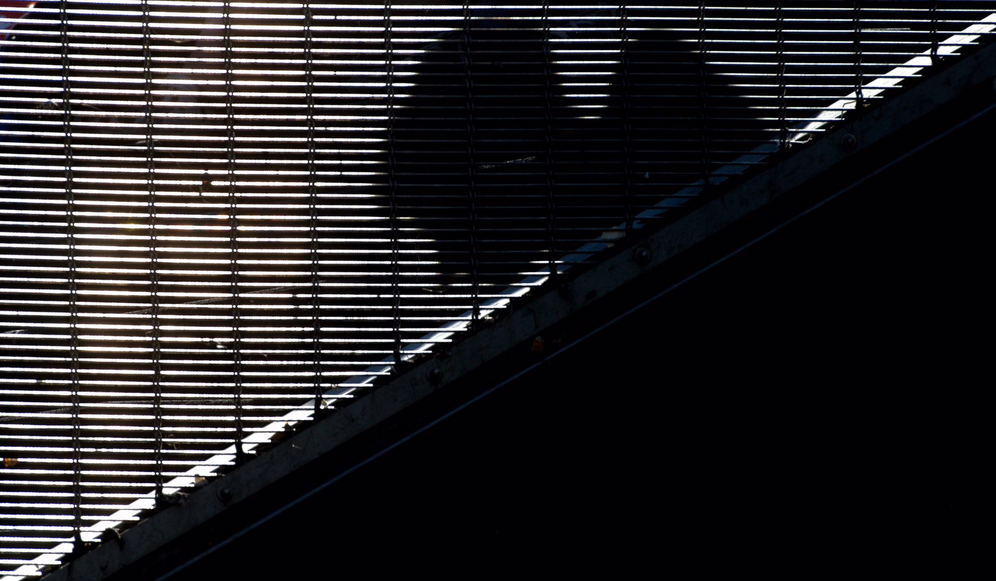 Der Schatten Eines Mannes Ist Auf Eine Wand Projiziert