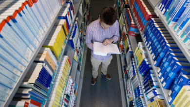 Student Liest In Der Uni Bibliothek In Einem Buch