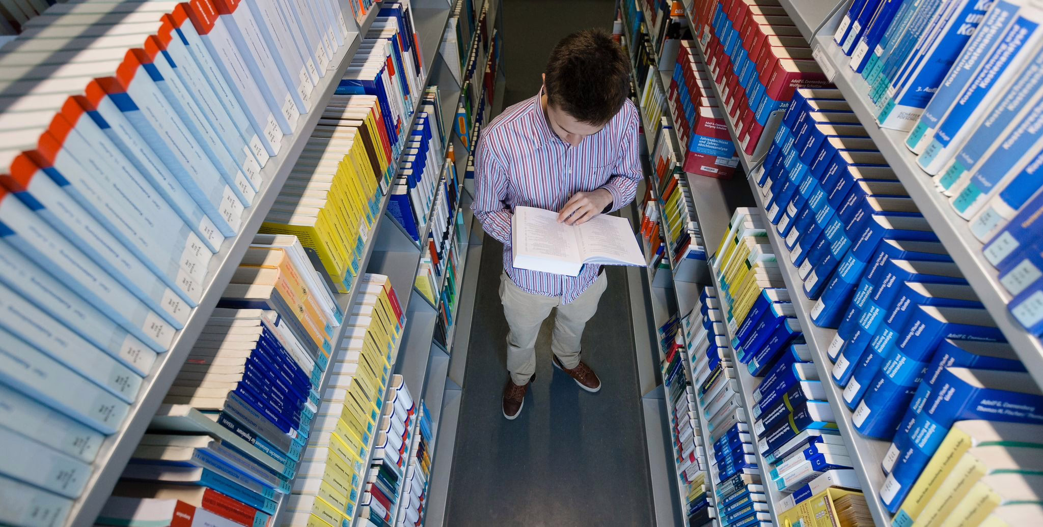 Student Liest In Der Uni Bibliothek In Einem Buch
