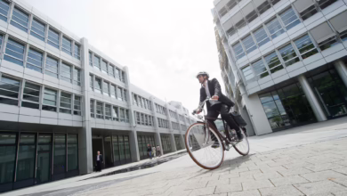 Mann Fährt Mit Dem Fahrrad Zur Arbeit