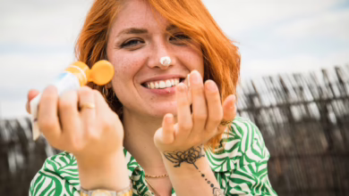 Frau Cremt Ihr Gesicht Mit Sonnencreme Ein