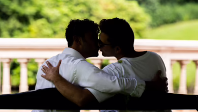 Zwei Männer Küssen Sich