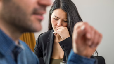 Frau Schaut Niedergeschlagen Während Eines Gesprächs Mit Kollegen