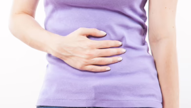 Eine Frau Fasst Sich An Den Bauch