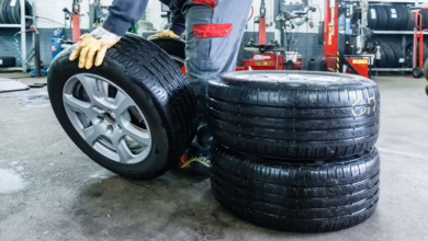 Mitarbeiter Einer Werkstatt Rollt Einen Sommerreifen Zum Auto