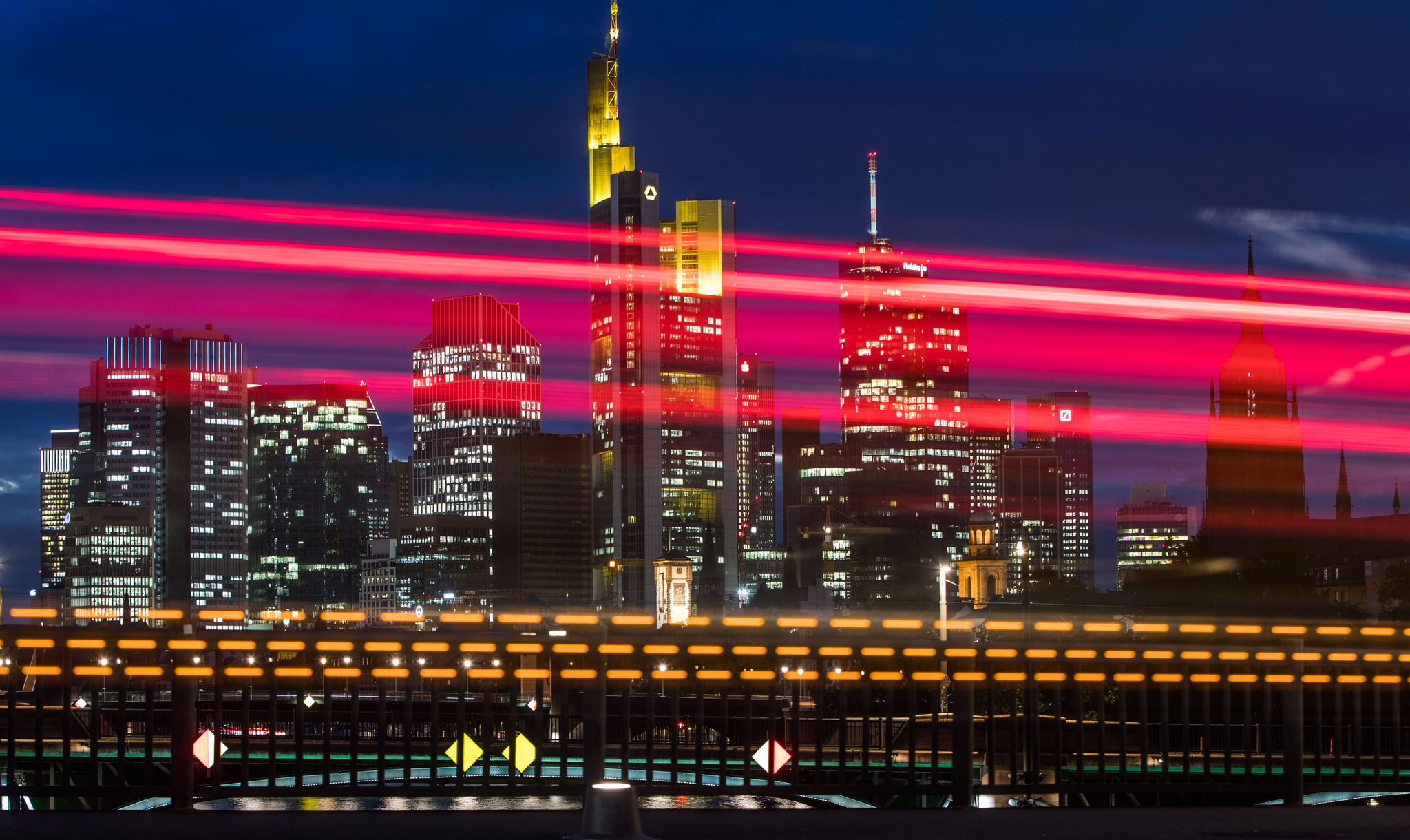 Lichtspuren Vor Der Skyline Frankfurt/main