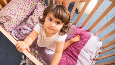 Mädchen Schaut Aus Ihrem Kinderbett