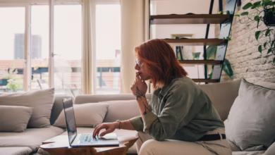 Eine Frau Sitzt An Einem Laptop Auf Einer Couch
