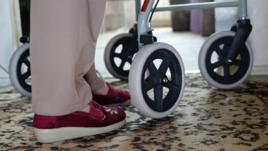 Frau Geht Mit Rollator Durch Ihre Wohnung
