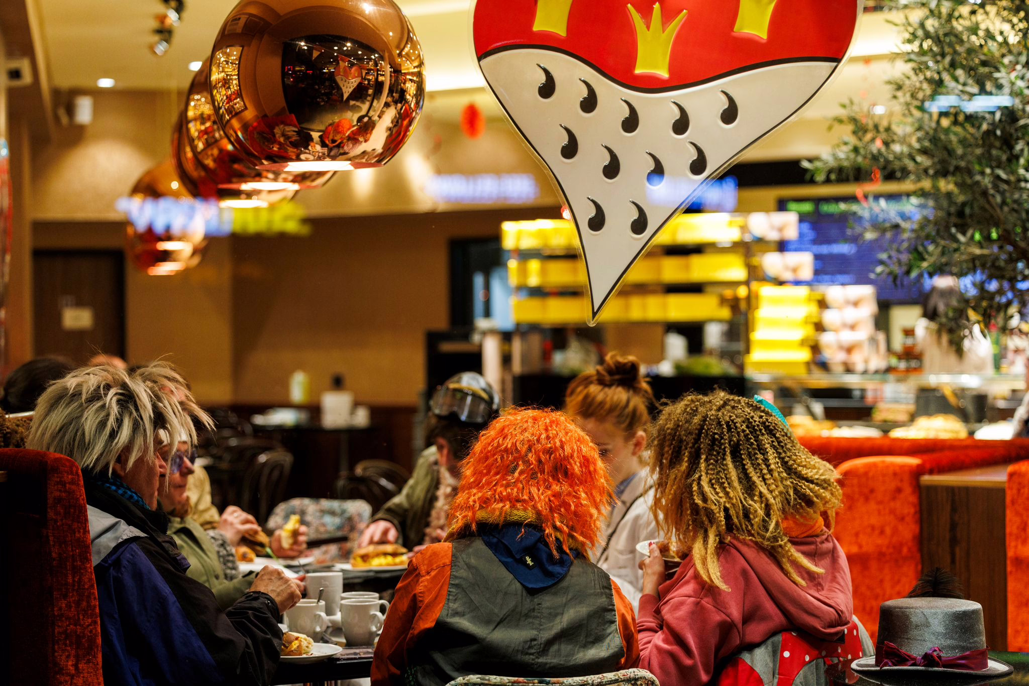 Karnevalisten Sitzen Vor Dem Rosenmontagsumzug In Einer Bäckerei