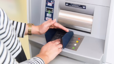 Frau Gibt Am Geldautomaten Ihre Pin Ein