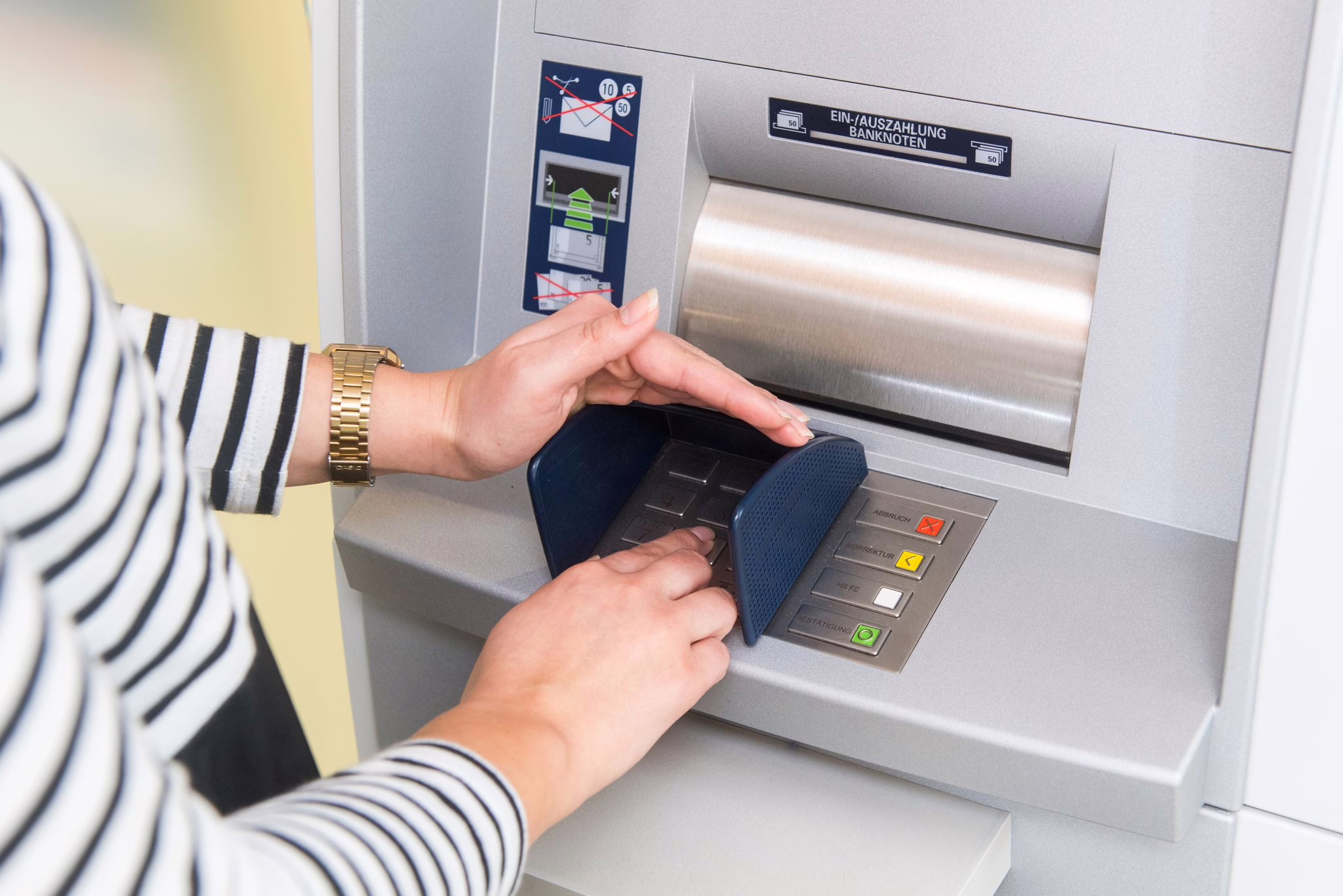 Frau Gibt Am Geldautomaten Ihre Pin Ein