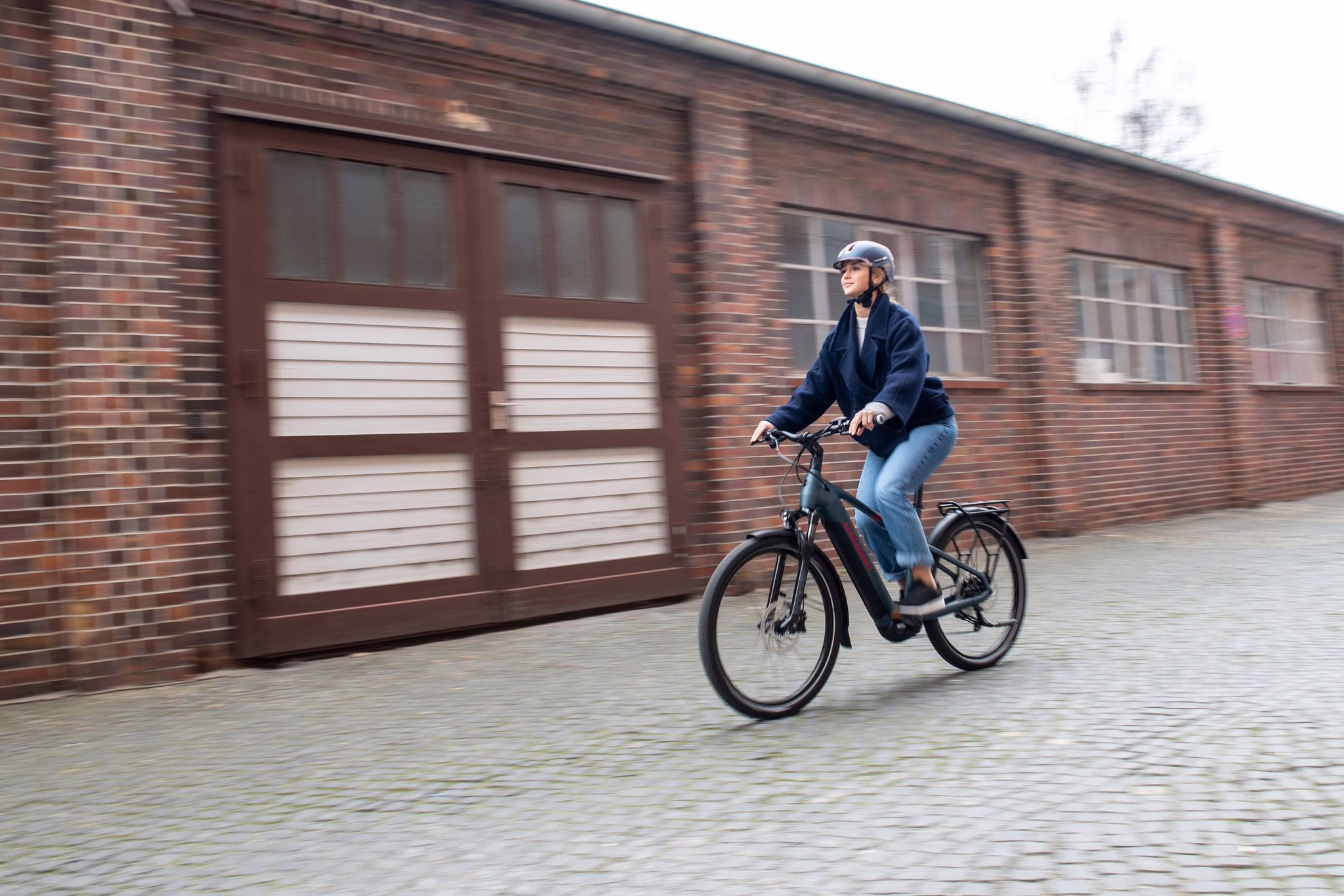 Frau Fährt Mit Einem E Bike
