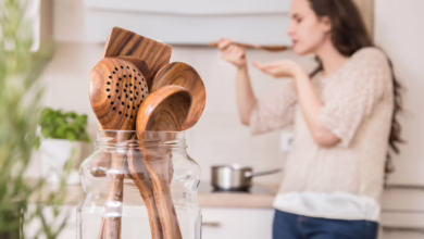 Kochutensilien Aus Holz Stehen In Einer Küche