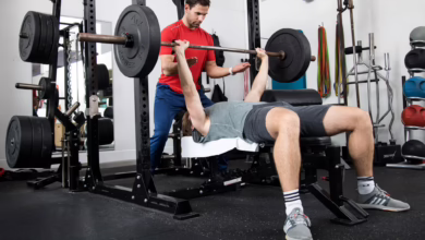Fitnesstrainer Betreut Einen Kunden Im Sportstudio