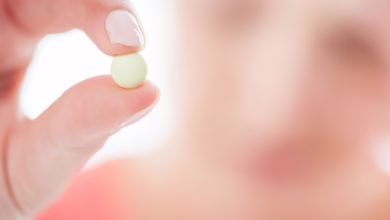 Frau Hält Tablette Zwischen Den Fingern