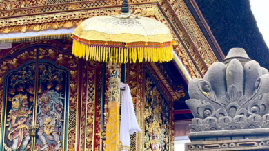 Zeremonienschirm Hängt An Einem Tempel Auf Bali
