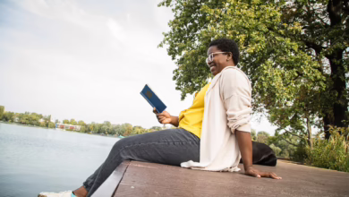 Frau Entspannt Mit Einem Buch Am See