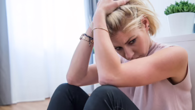 Junge Frau Sitzt Traurig Auf Dem Fußboden Einer Wohnung