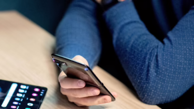 Mann Schaut Auf Ein Smartphone