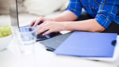 Frau Schreibt Bewerbungen An Einem Laptop