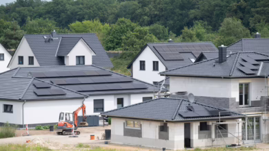 Bagger Fährt An Neubauhäusern Vorbei