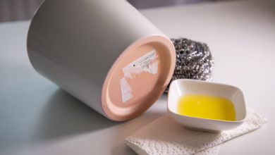 Rückstände Eines Etiketts Auf Einem Blumentopf