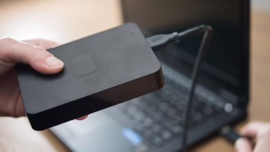 Externe Festplatte Wird An Einen Laptop Angeschlossen