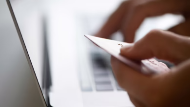 Mann Sitzt Mit Kreditkarte Vor Einem Laptop