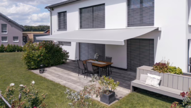 Terrassenmarkise Und Außenjalousien An Einem Haus