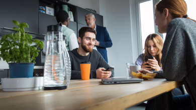 Kollegen Sitzen In Einer Pause Zusammen