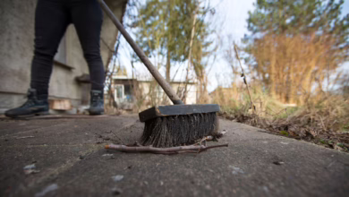 Person Fegt Eine Terrasse