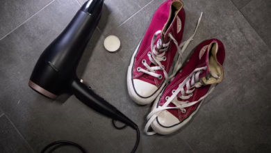 Stoffschuhe Liegen Neben Einem Teelicht Und Einem Föhn