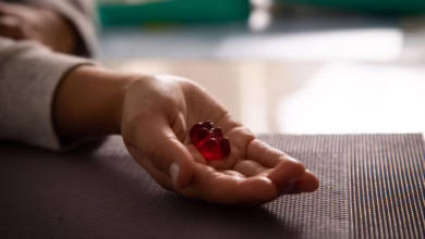 Mädchen Hält Ein Multivitamin Weingummi In Der Hand