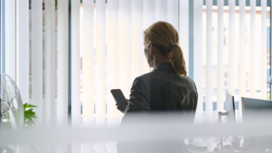 Frau Steht Im Büro Und Telefoniert Mit Einem Headset