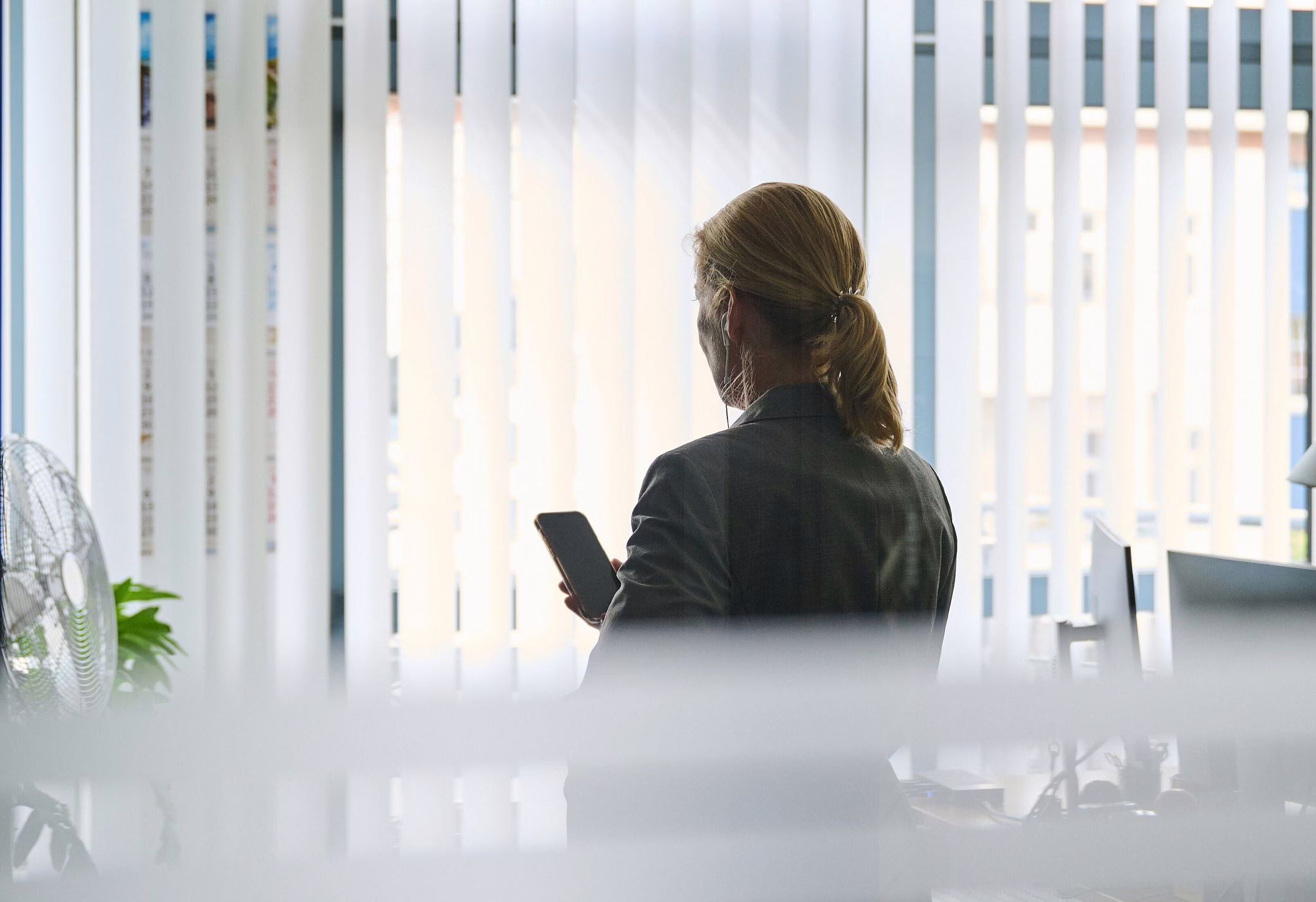 Frau Steht Im Büro Und Telefoniert Mit Einem Headset