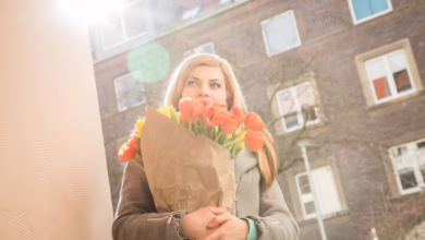 Eine Frau Bringt Tulpen Mit