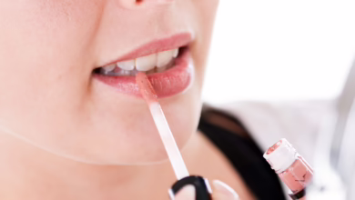 Frau Trägt Lipgloss Auf