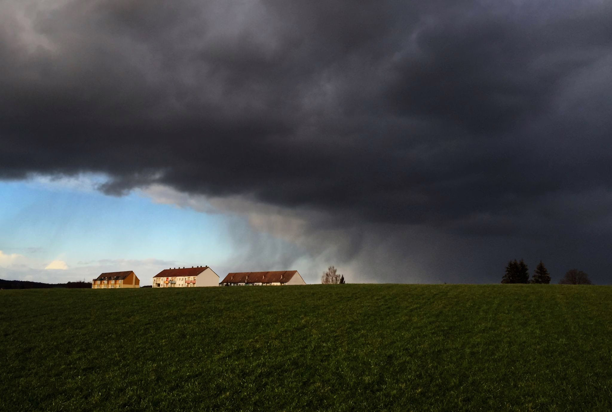 Eine Unwetter Zieht über Ein Wohngebiet