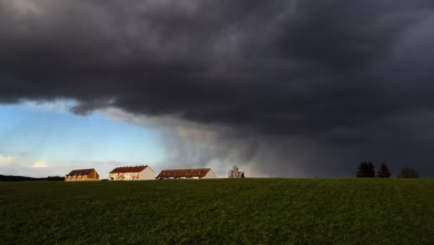 Eine Unwetter Zieht über Ein Wohngebiet
