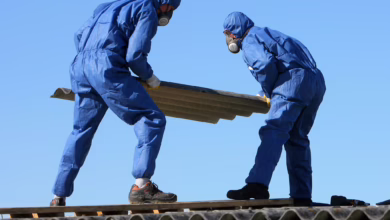 Arbeiter In Schutzkleidung Demontieren Asbestplatten Auf Dach