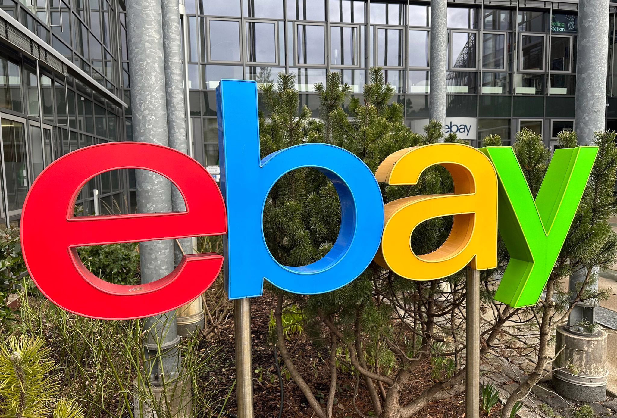Logo Von Ebay Vor Der Deutschland Zentrale In Kleinmachnow