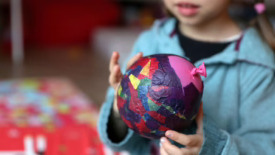 Mädchen Klebt Transaprentpapier Auf Einen Luftballon