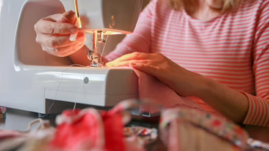 Frau Arbeitet An Einer Nähmaschine