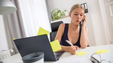 Eine Frau Telefoniert Im Büro